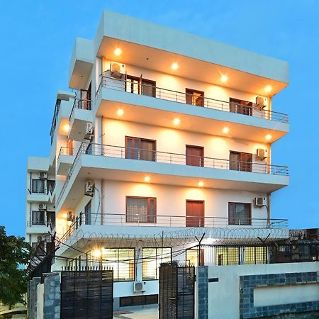 Hotel The York - Couple-Unfriendly Hotel โนอิดา ภายนอก รูปภาพ