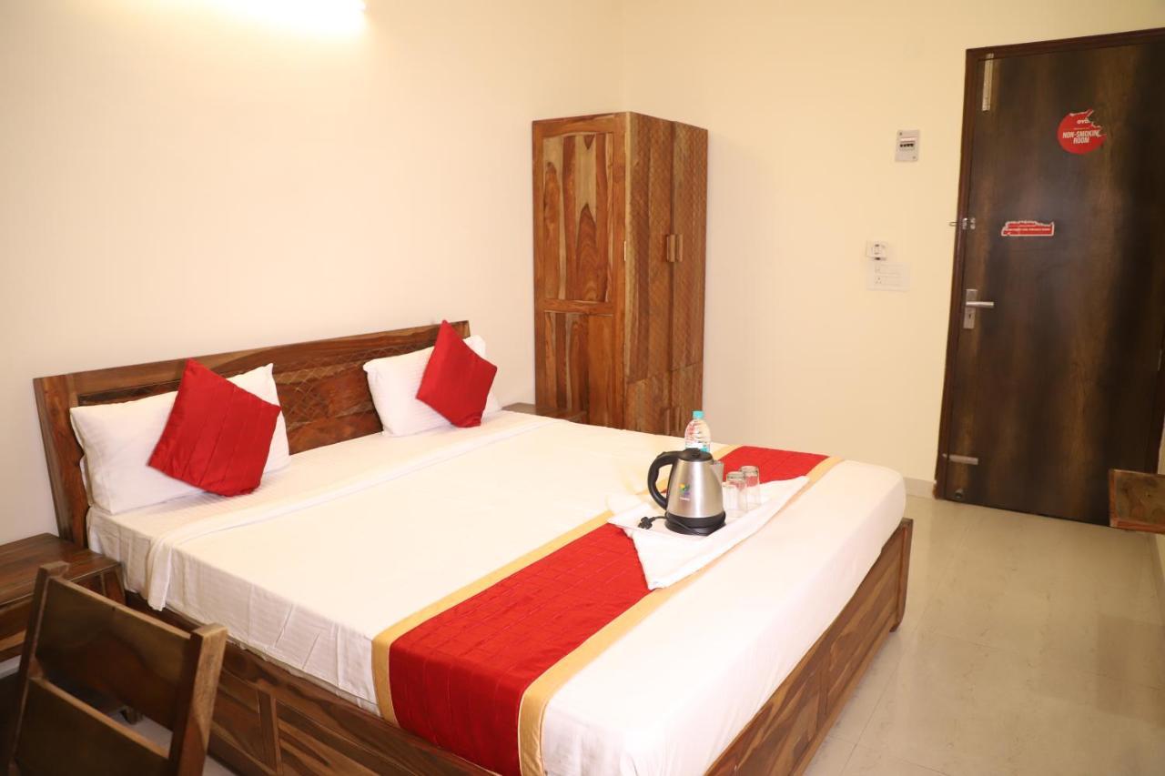 Hotel The York - Couple-Unfriendly Hotel โนอิดา ภายนอก รูปภาพ