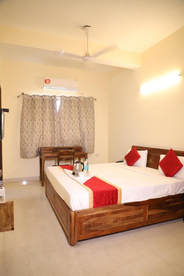 Hotel The York - Couple-Unfriendly Hotel โนอิดา ภายนอก รูปภาพ