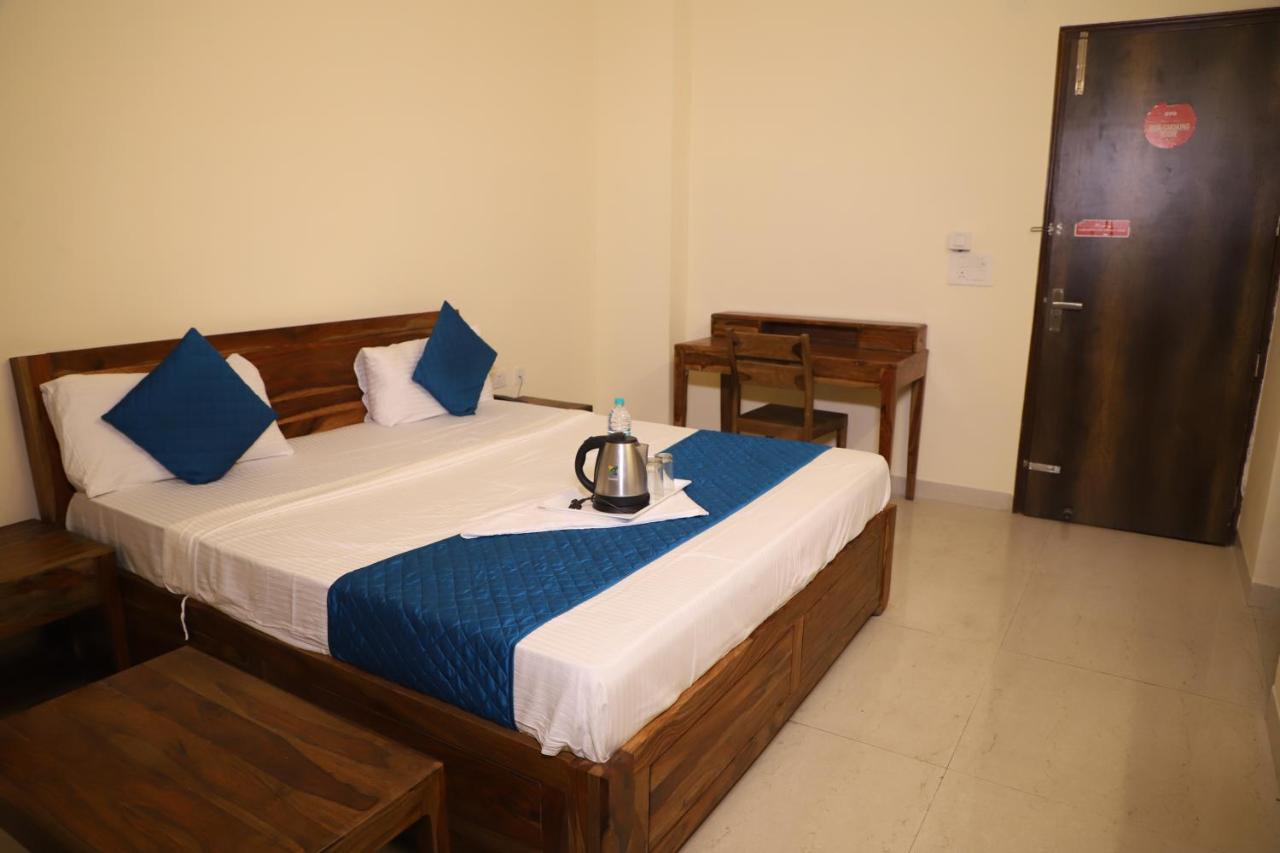 Hotel The York - Couple-Unfriendly Hotel โนอิดา ภายนอก รูปภาพ