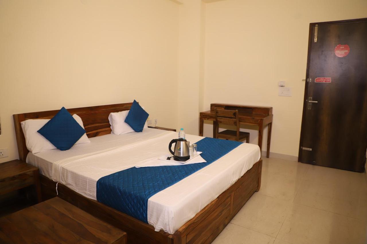 Hotel The York - Couple-Unfriendly Hotel โนอิดา ภายนอก รูปภาพ