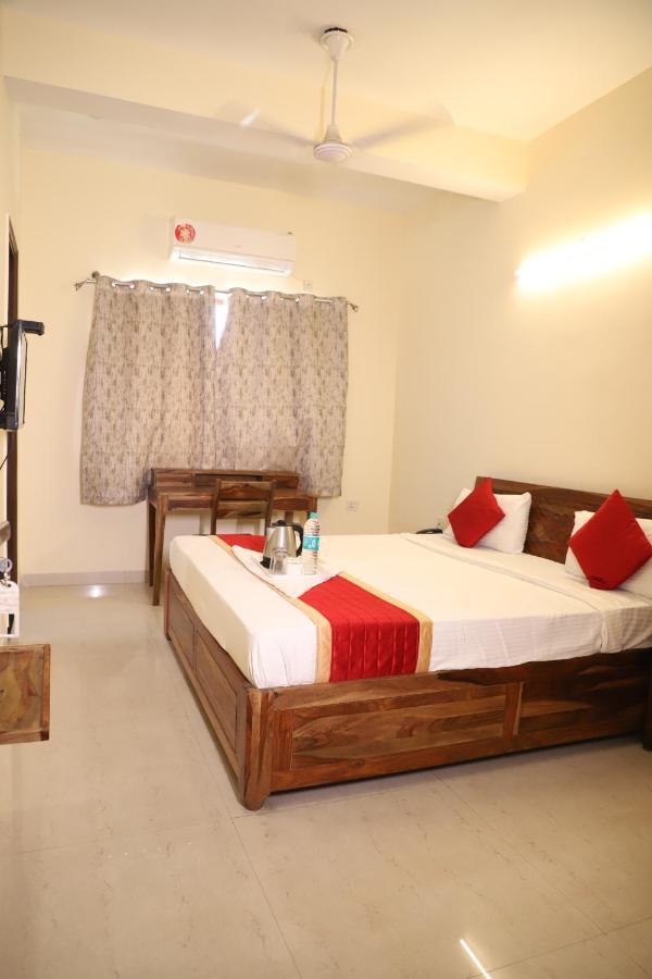 Hotel The York - Couple-Unfriendly Hotel โนอิดา ภายนอก รูปภาพ