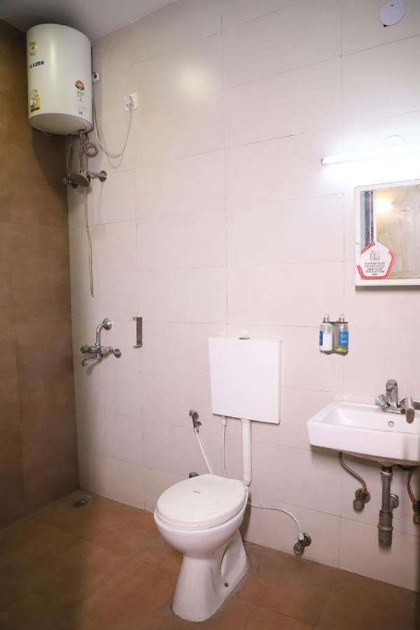 Hotel The York - Couple-Unfriendly Hotel โนอิดา ภายนอก รูปภาพ