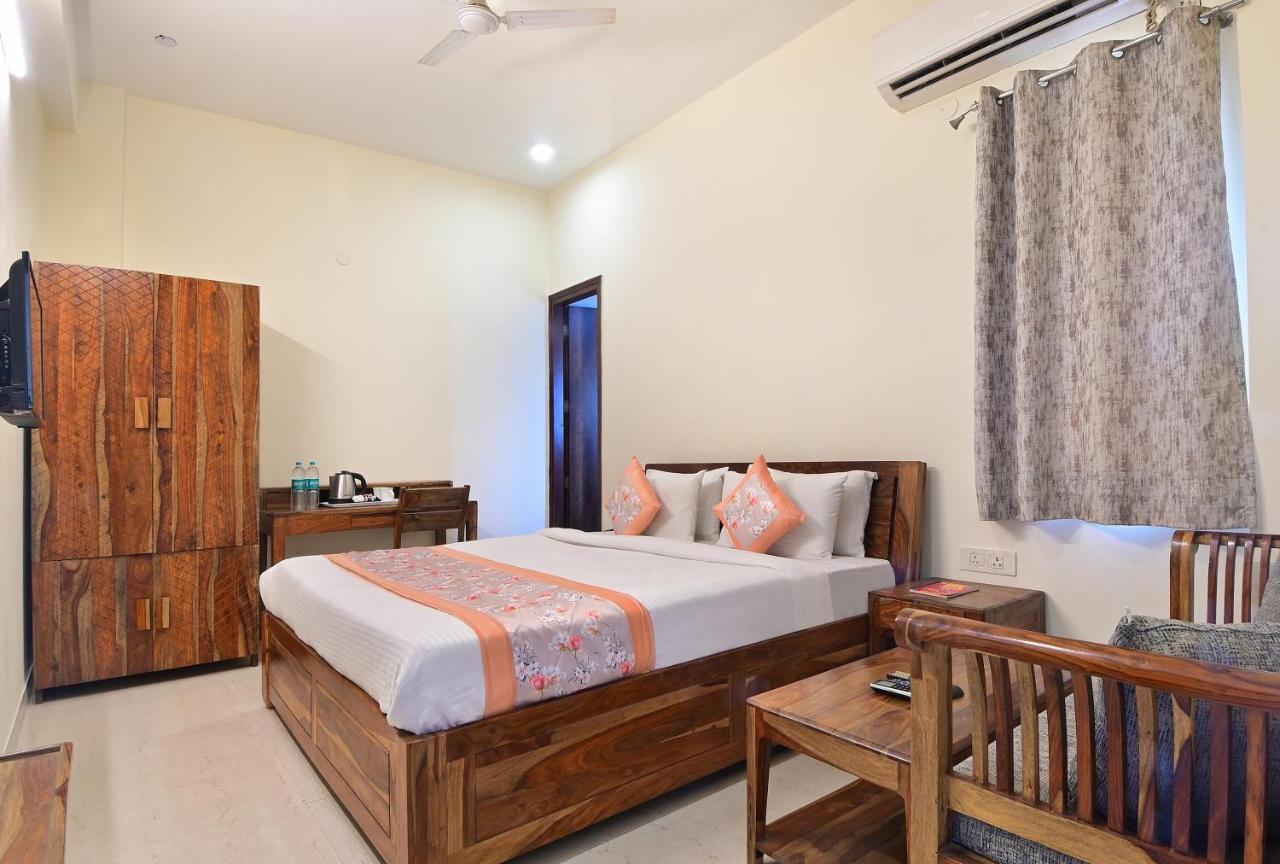 Hotel The York - Couple-Unfriendly Hotel โนอิดา ภายนอก รูปภาพ