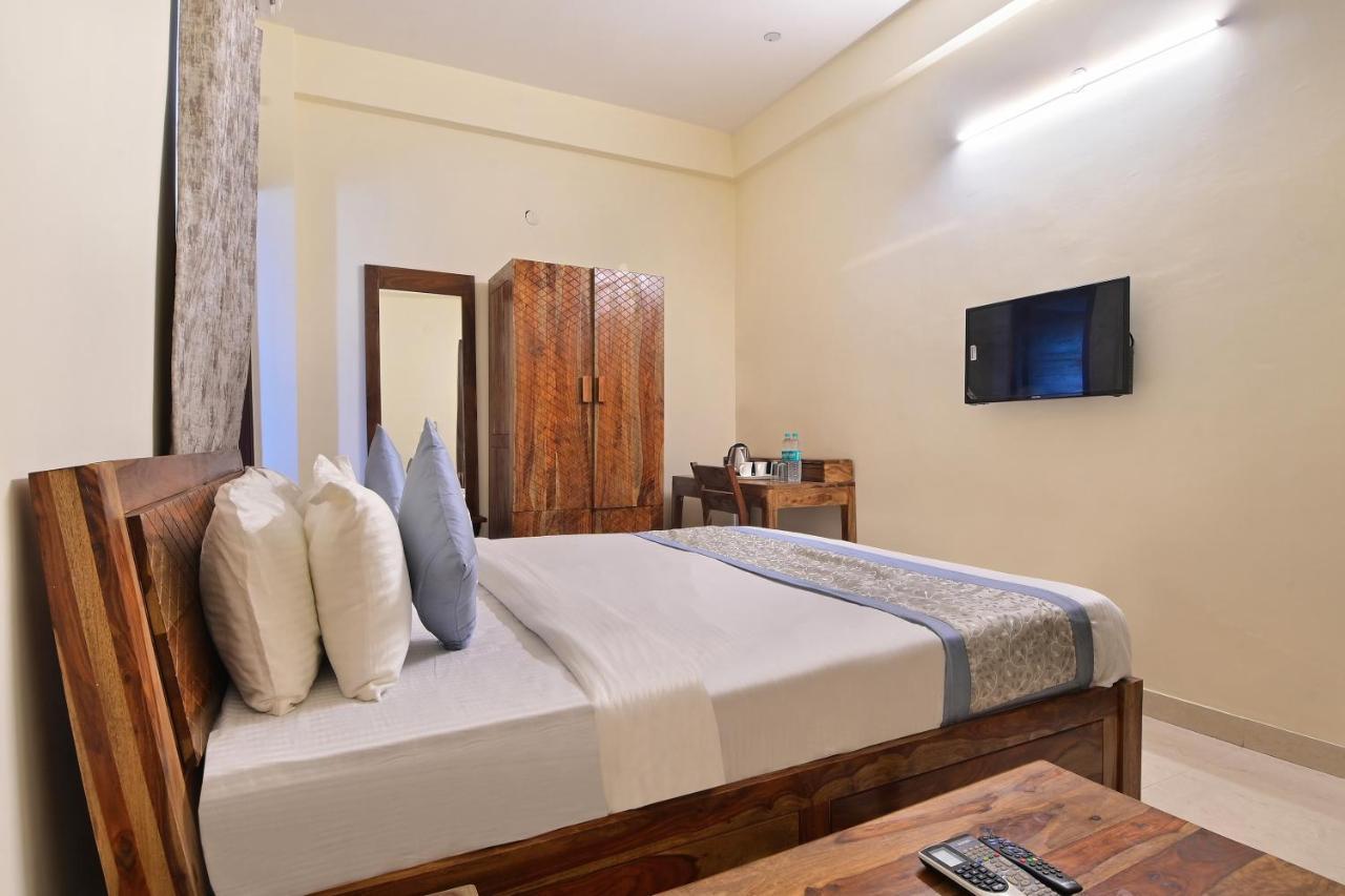 Hotel The York - Couple-Unfriendly Hotel โนอิดา ภายนอก รูปภาพ