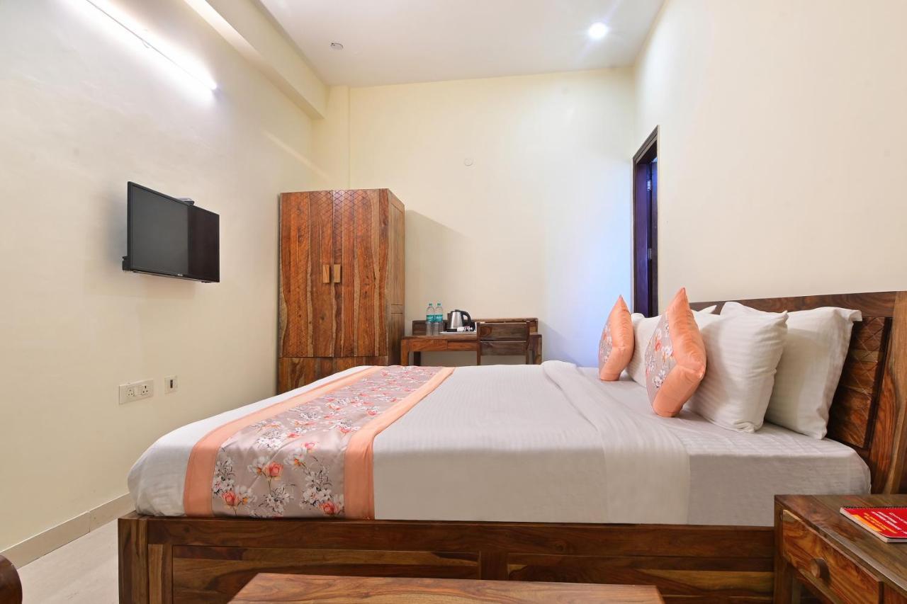 Hotel The York - Couple-Unfriendly Hotel โนอิดา ภายนอก รูปภาพ