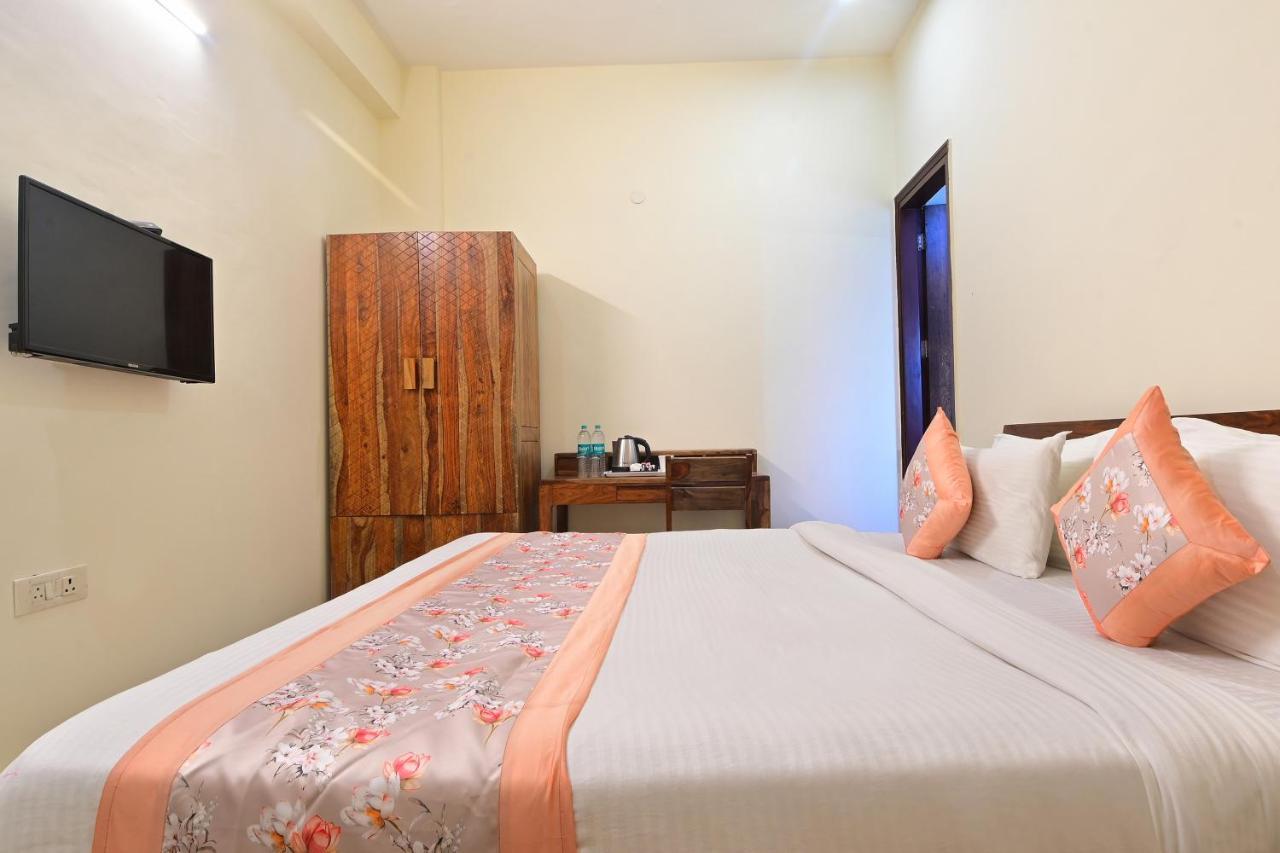 Hotel The York - Couple-Unfriendly Hotel โนอิดา ภายนอก รูปภาพ