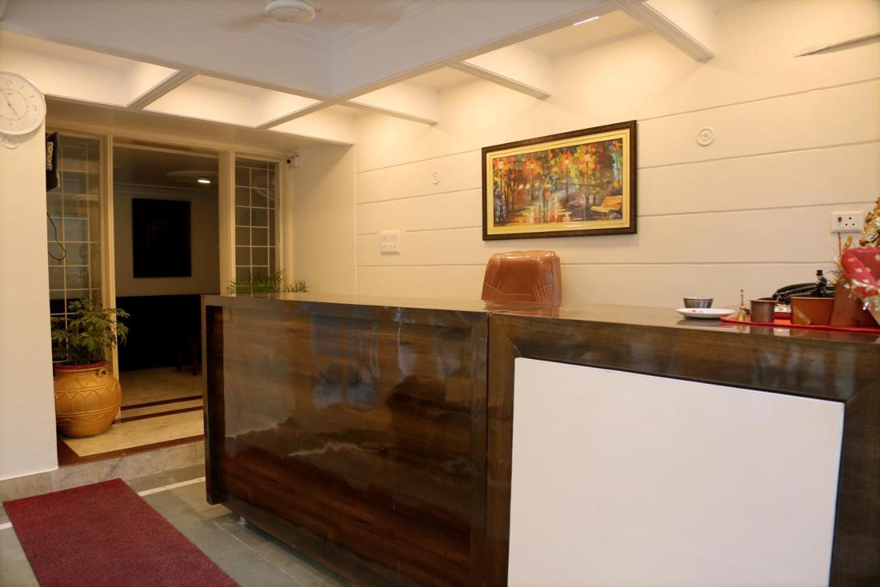 Hotel The York - Couple-Unfriendly Hotel โนอิดา ภายนอก รูปภาพ