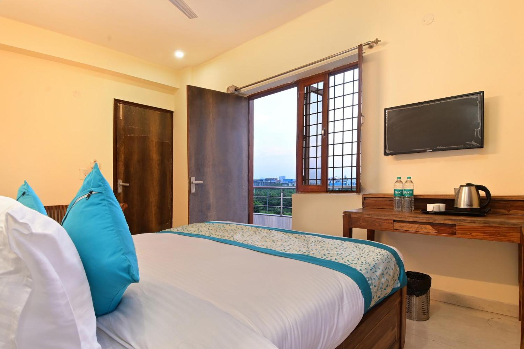 Hotel The York - Couple-Unfriendly Hotel โนอิดา ภายนอก รูปภาพ