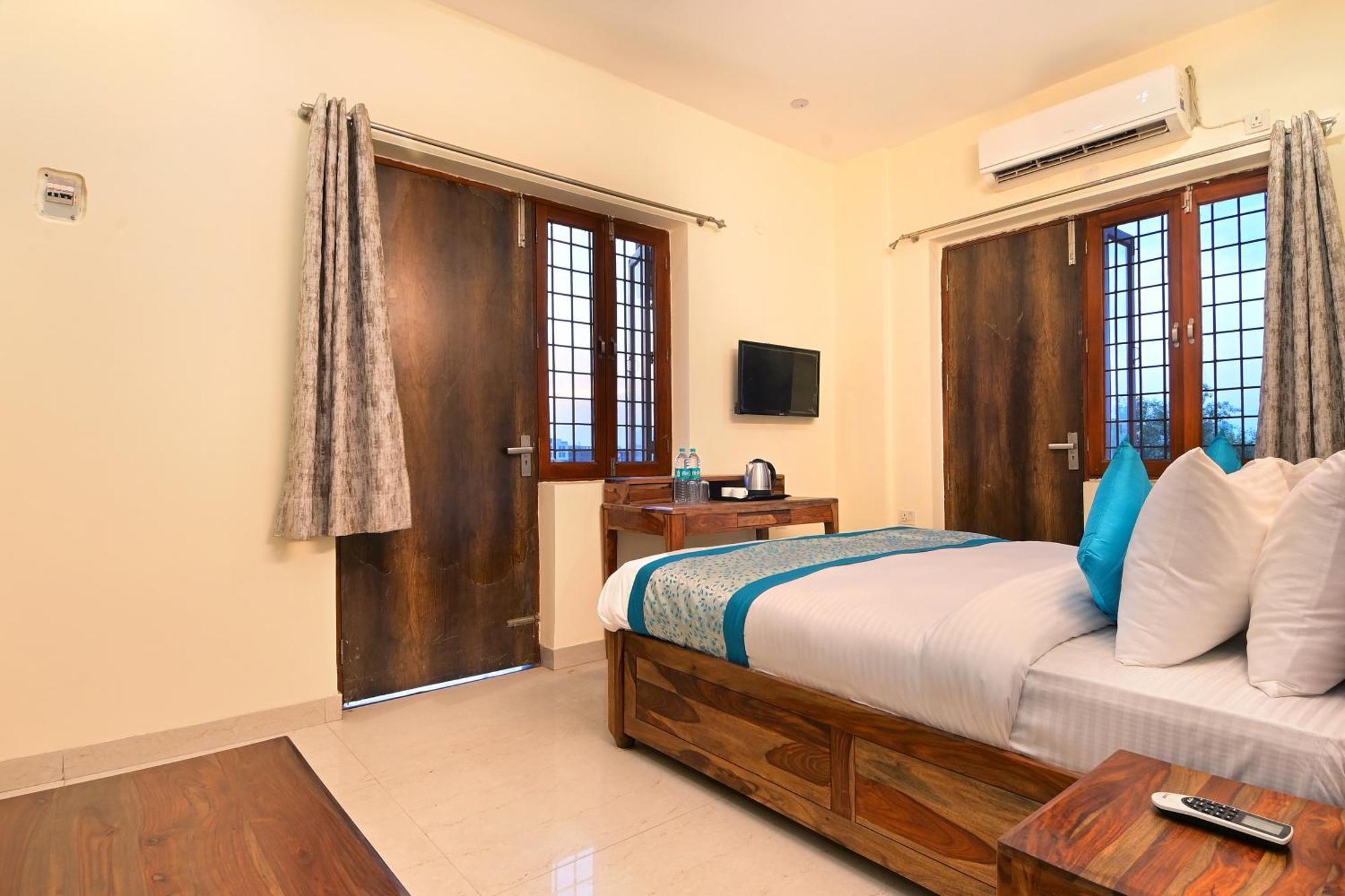 Hotel The York - Couple-Unfriendly Hotel โนอิดา ภายนอก รูปภาพ
