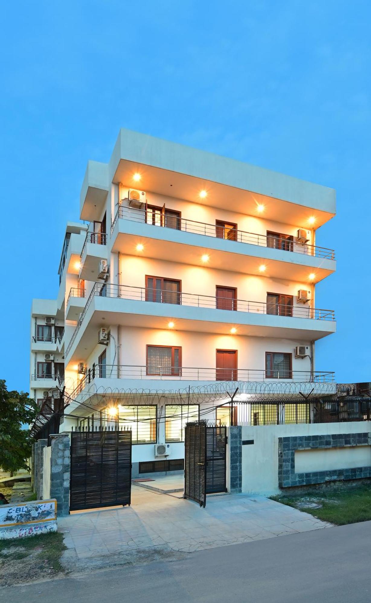 Hotel The York - Couple-Unfriendly Hotel โนอิดา ภายนอก รูปภาพ