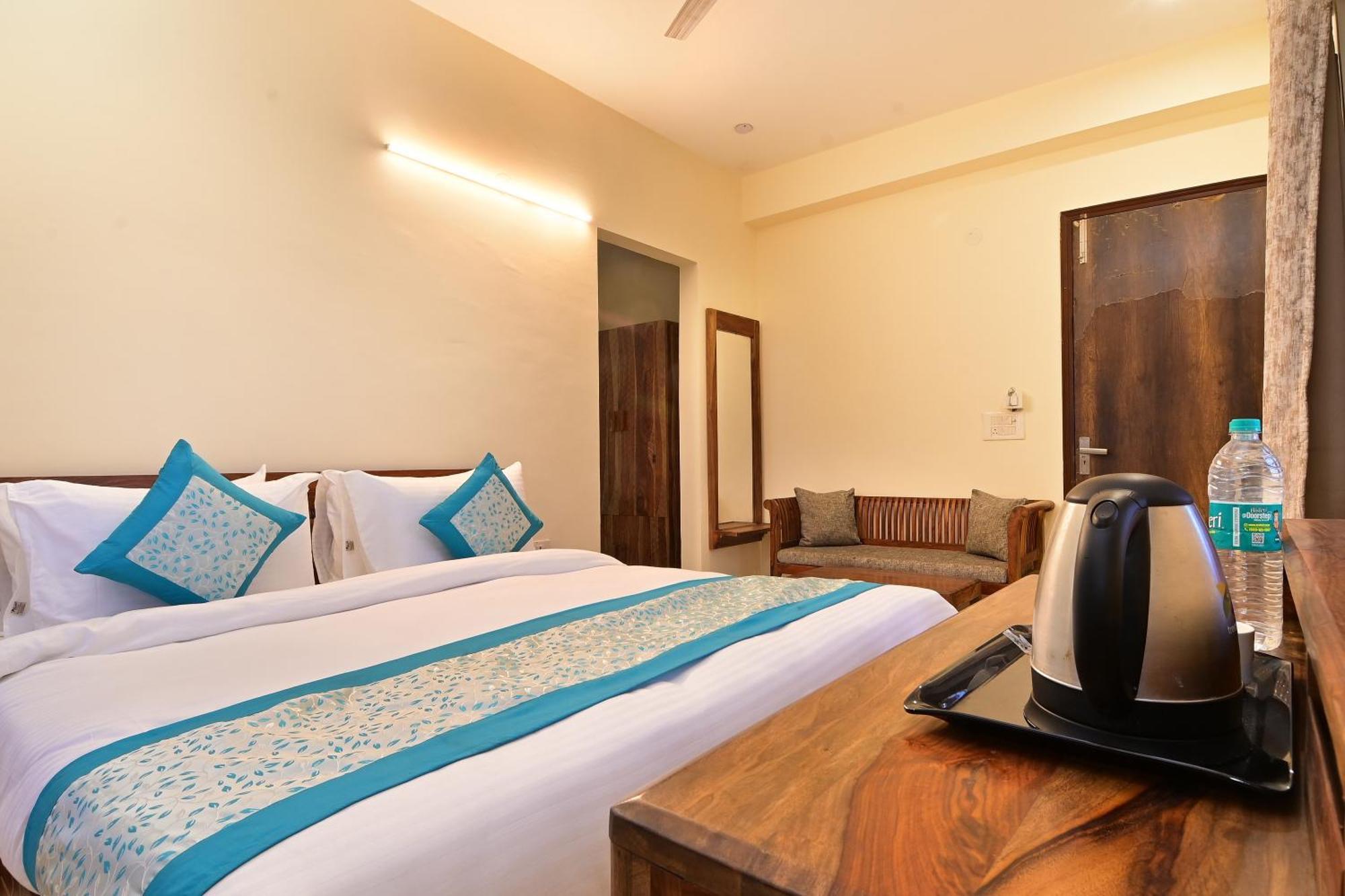 Hotel The York - Couple-Unfriendly Hotel โนอิดา ภายนอก รูปภาพ