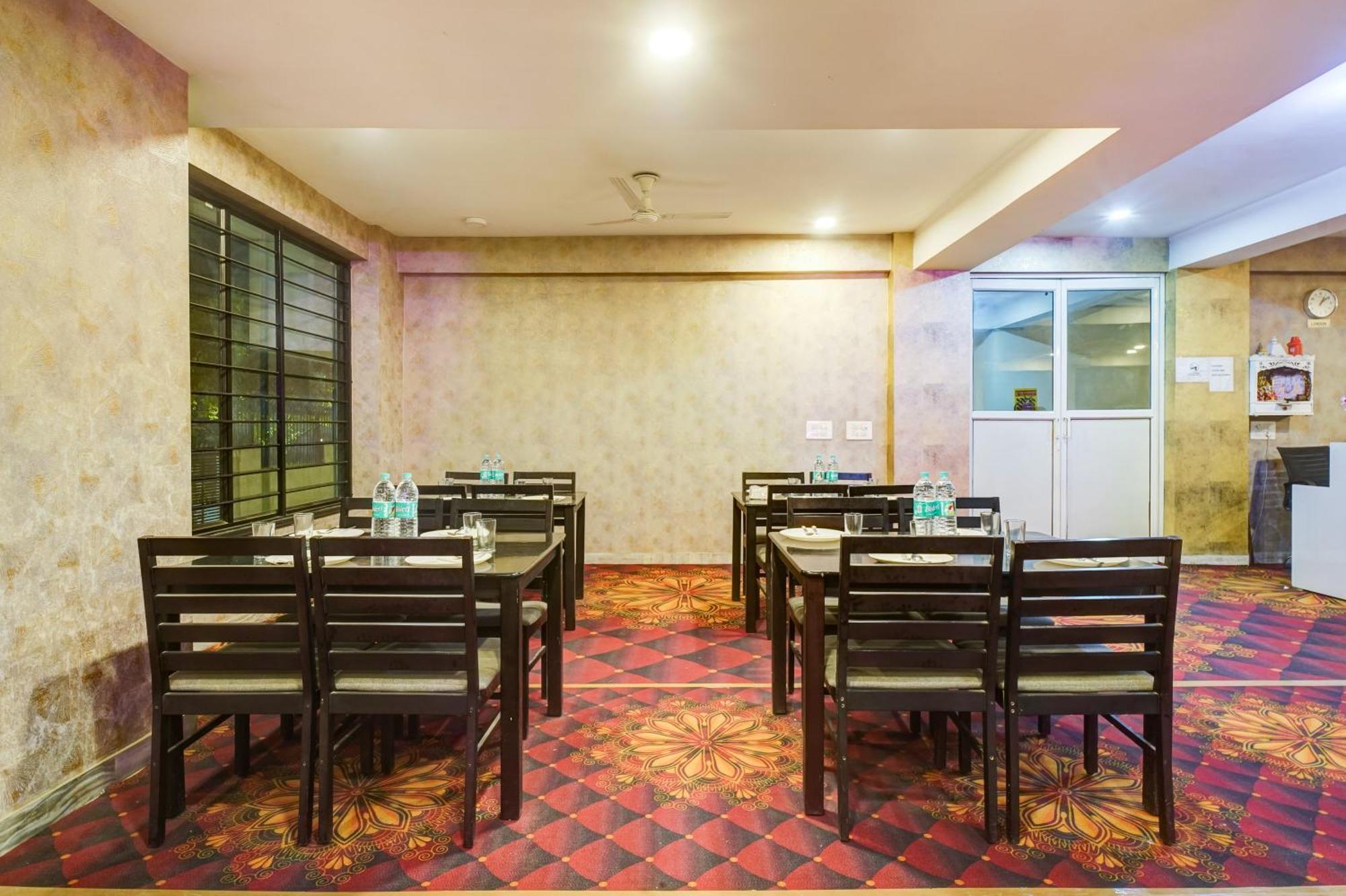 Hotel The York - Couple-Unfriendly Hotel โนอิดา ภายนอก รูปภาพ