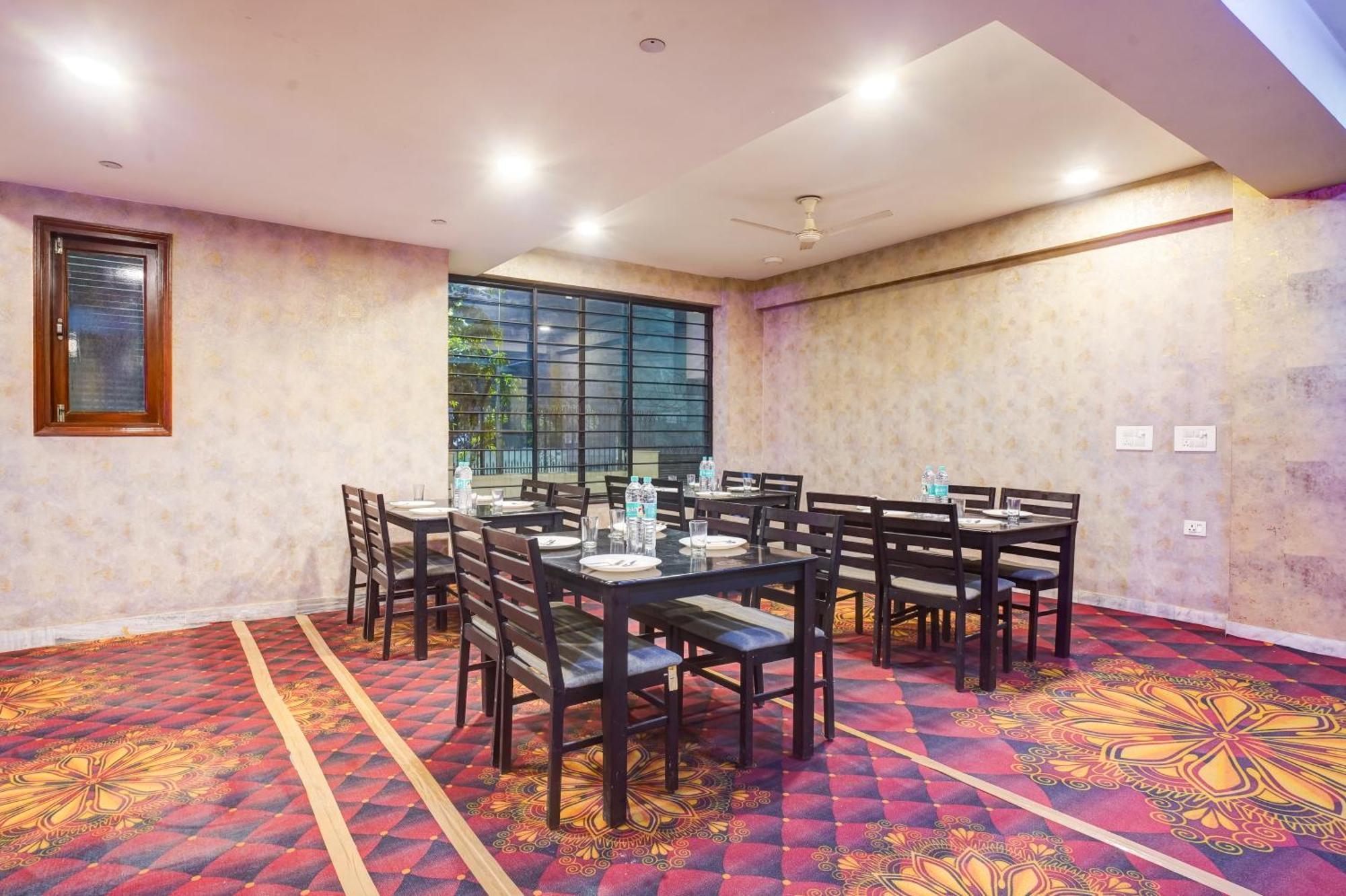 Hotel The York - Couple-Unfriendly Hotel โนอิดา ภายนอก รูปภาพ